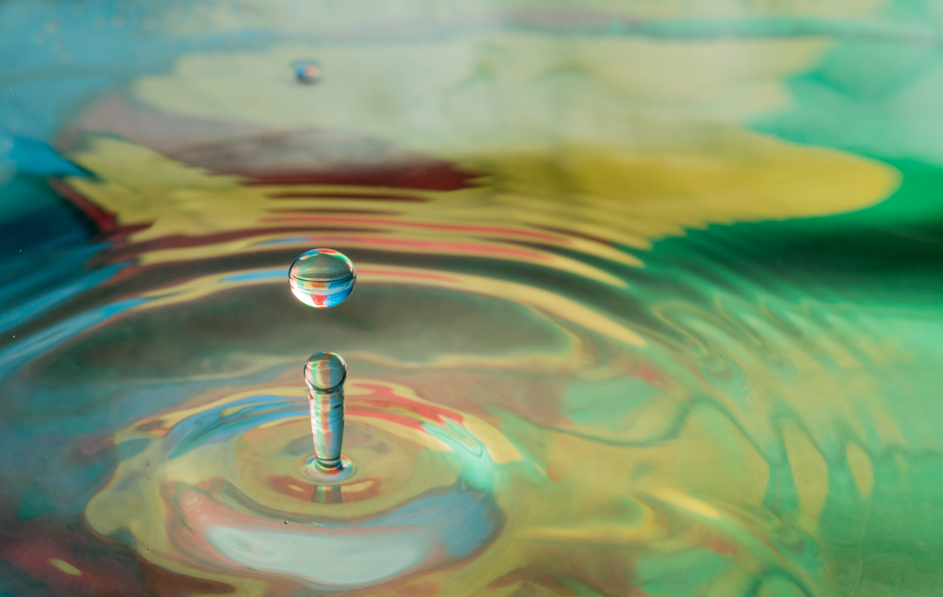 water drop splash Farbenspiel eines Wassertropfens im Wasser