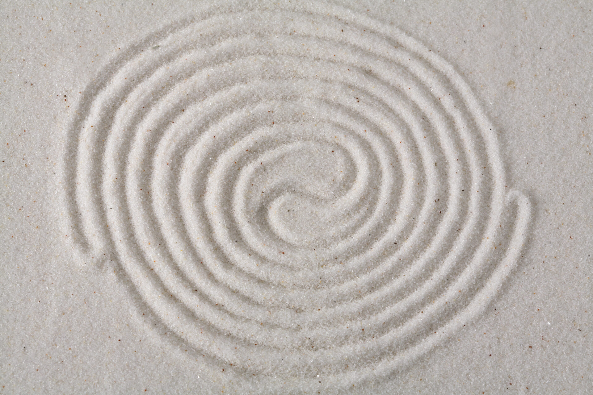 Yin-yang spirals on sand Yin-Yang Spirale im Sand