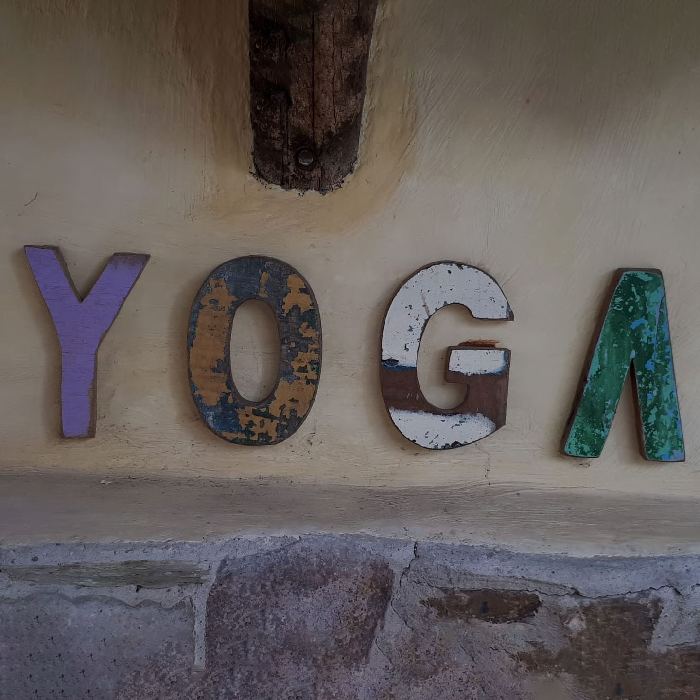 yoga-schild Schriftzug YOGA an Wand